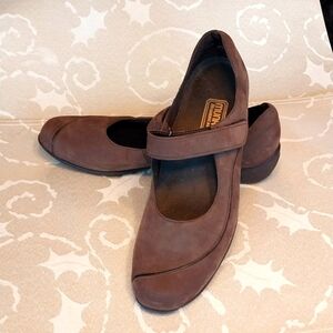 Munro "Journey" Nubuck Suede Leather Mary Jane's Mink/Taupe Size 9.5 Comfortable